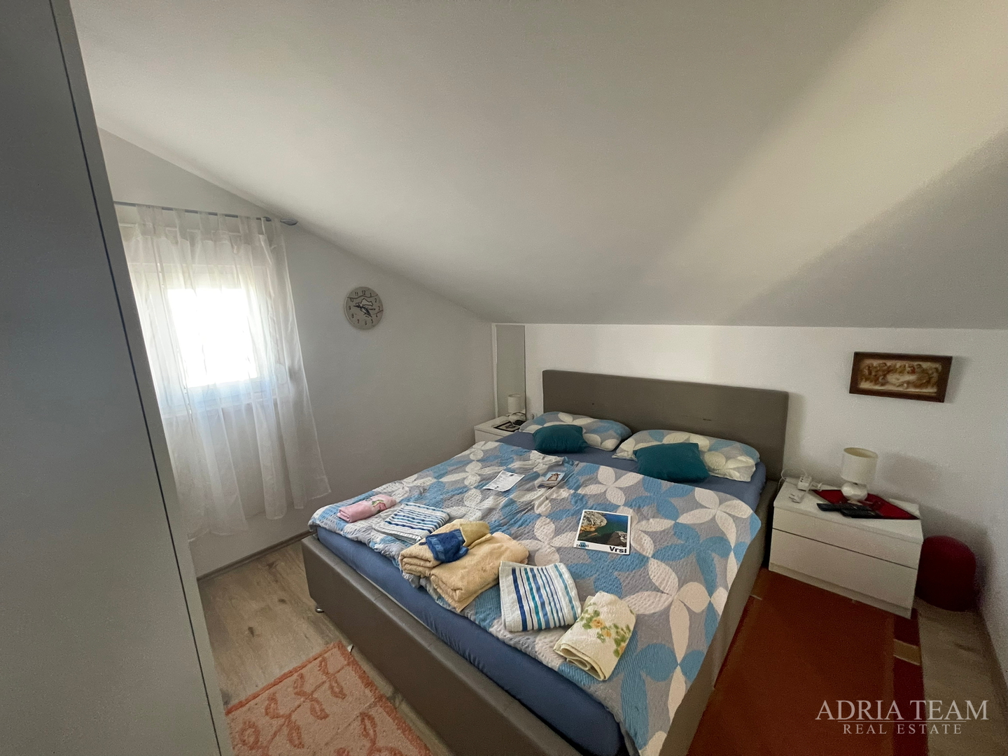 TROETAŽNI APARTMAN U STAMBENOJ ZGRADI - VRSI