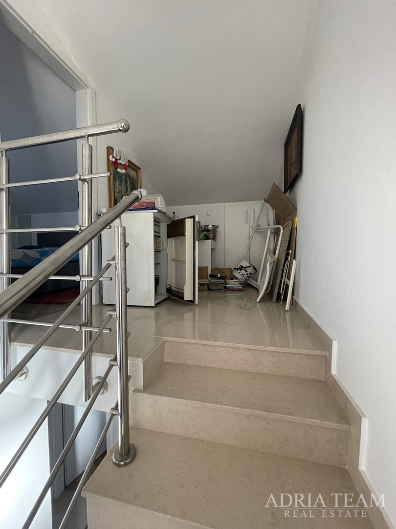 TROETAŽNI APARTMAN U STAMBENOJ ZGRADI - VRSI