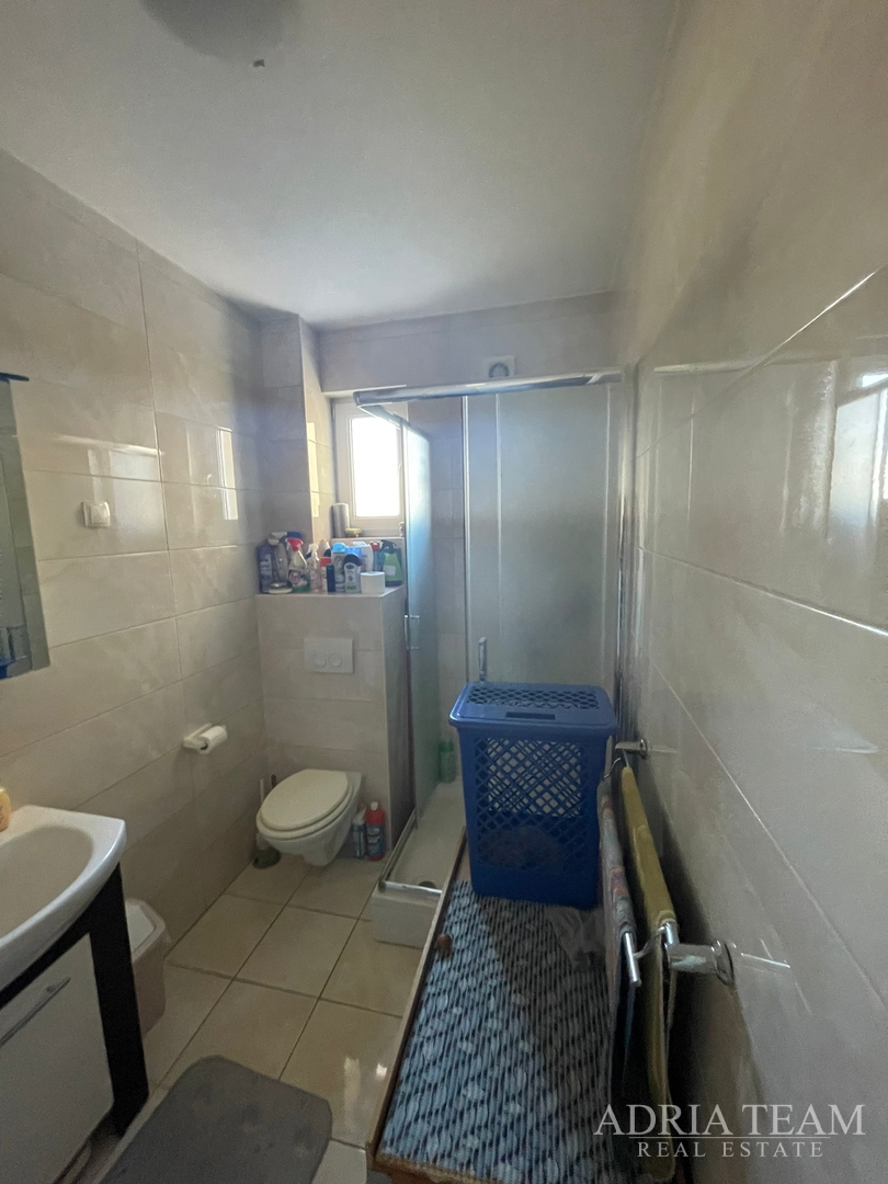 TROETAŽNI APARTMAN U STAMBENOJ ZGRADI - VRSI