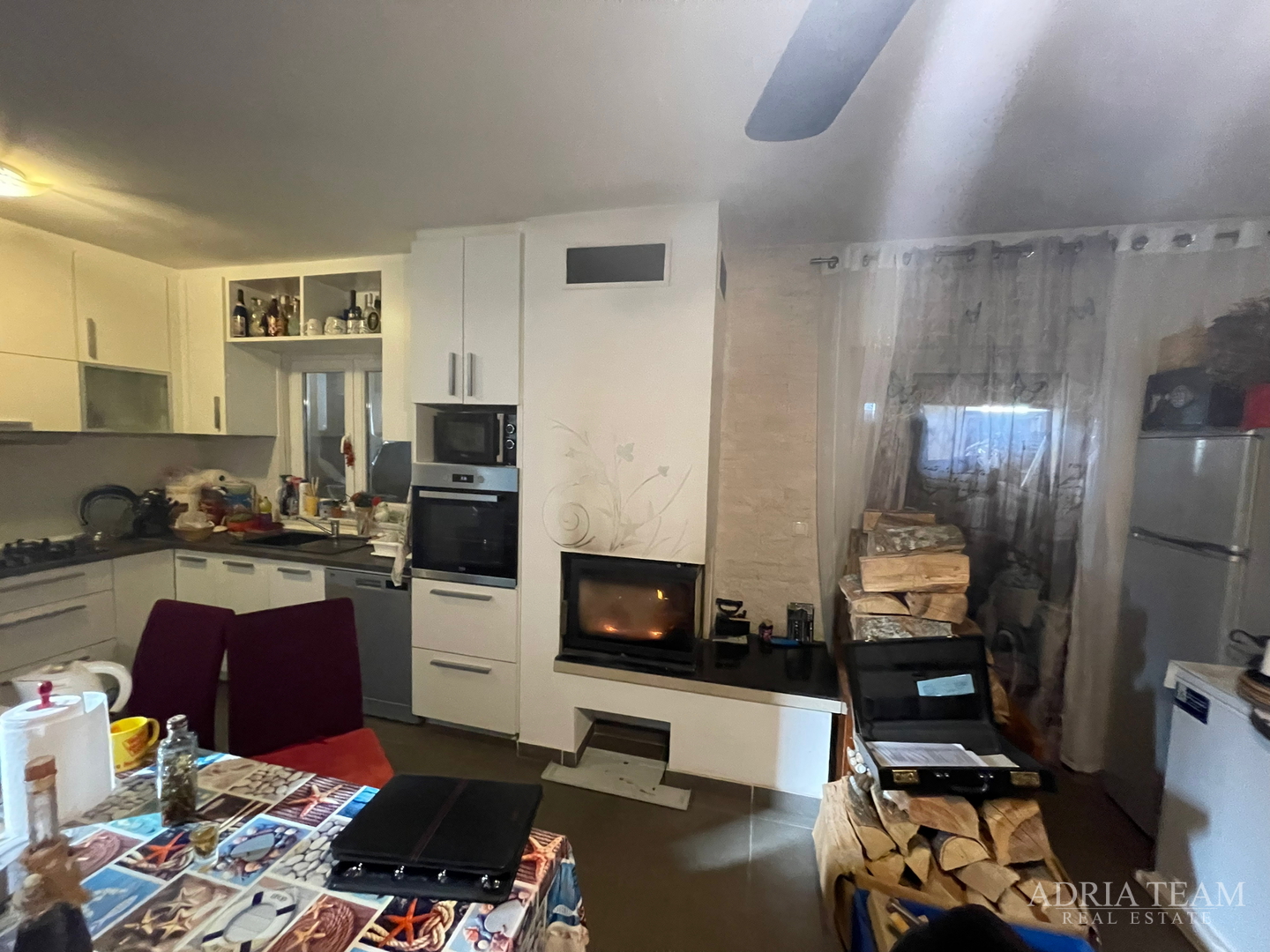 TROETAŽNI APARTMAN U STAMBENOJ ZGRADI - VRSI