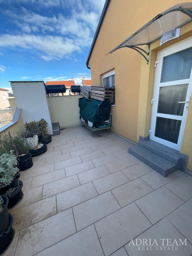 TROETAŽNI APARTMAN U STAMBENOJ ZGRADI - VRSI