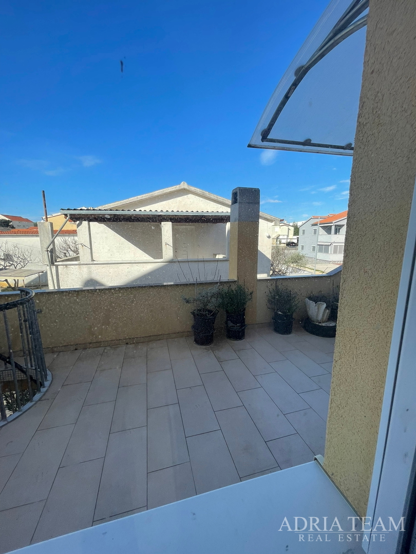 TROETAŽNI APARTMAN U STAMBENOJ ZGRADI - VRSI