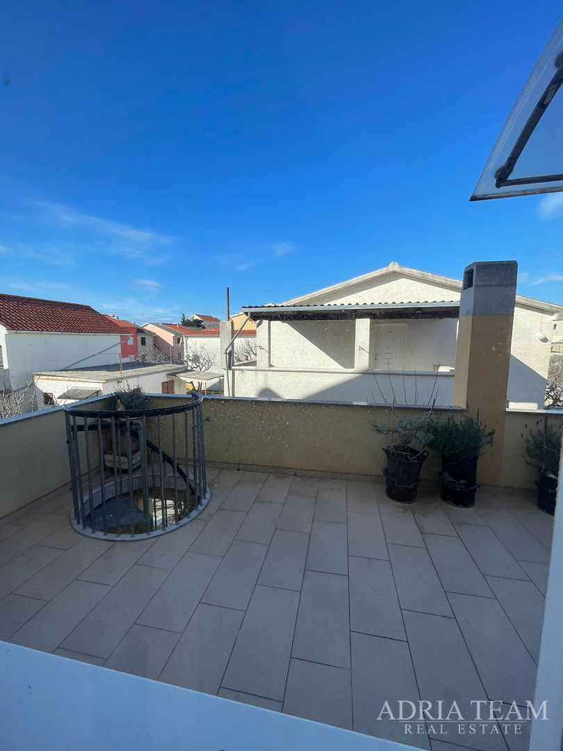 TROETAŽNI APARTMAN U STAMBENOJ ZGRADI - VRSI