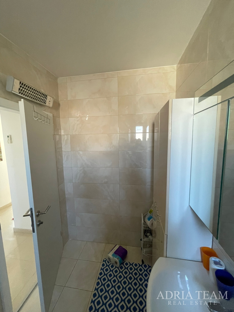 TROETAŽNI APARTMAN U STAMBENOJ ZGRADI - VRSI