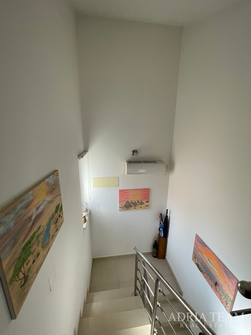 TROETAŽNI APARTMAN U STAMBENOJ ZGRADI - VRSI