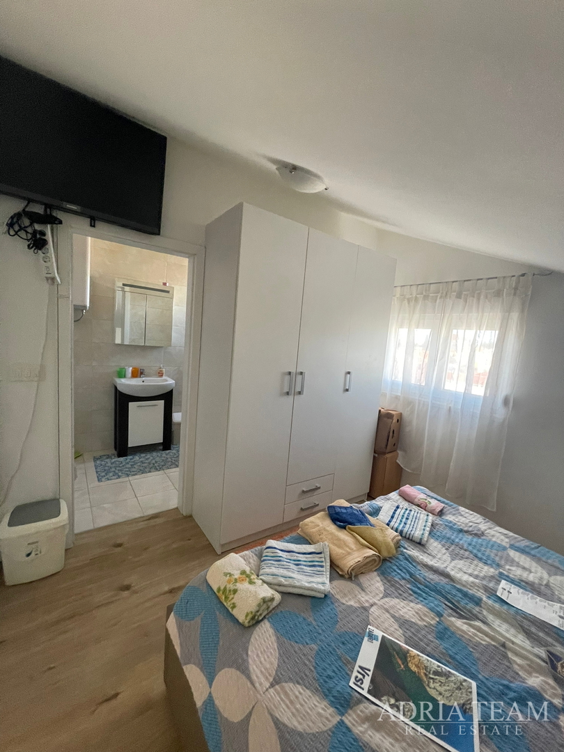 TROETAŽNI APARTMAN U STAMBENOJ ZGRADI - VRSI
