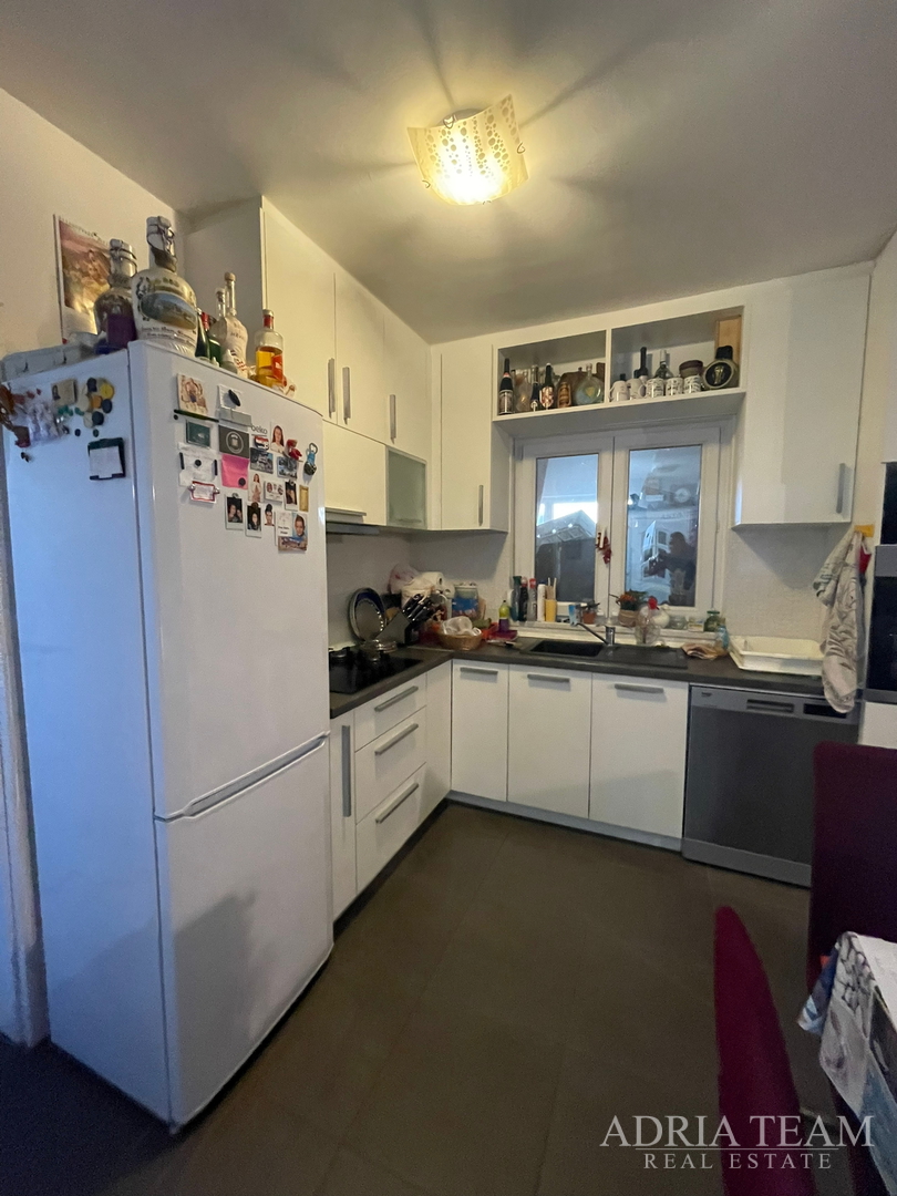 TROETAŽNI APARTMAN U STAMBENOJ ZGRADI - VRSI