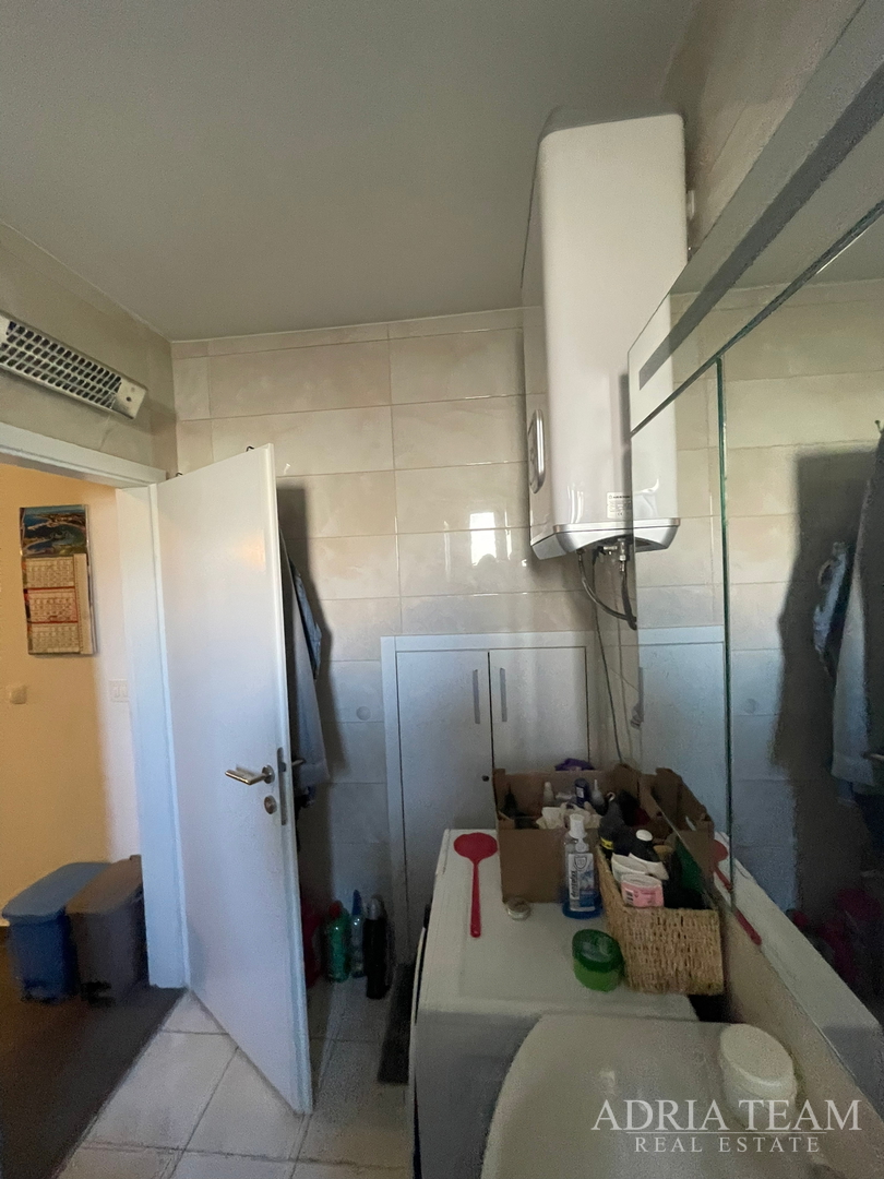TROETAŽNI APARTMAN U STAMBENOJ ZGRADI - VRSI
