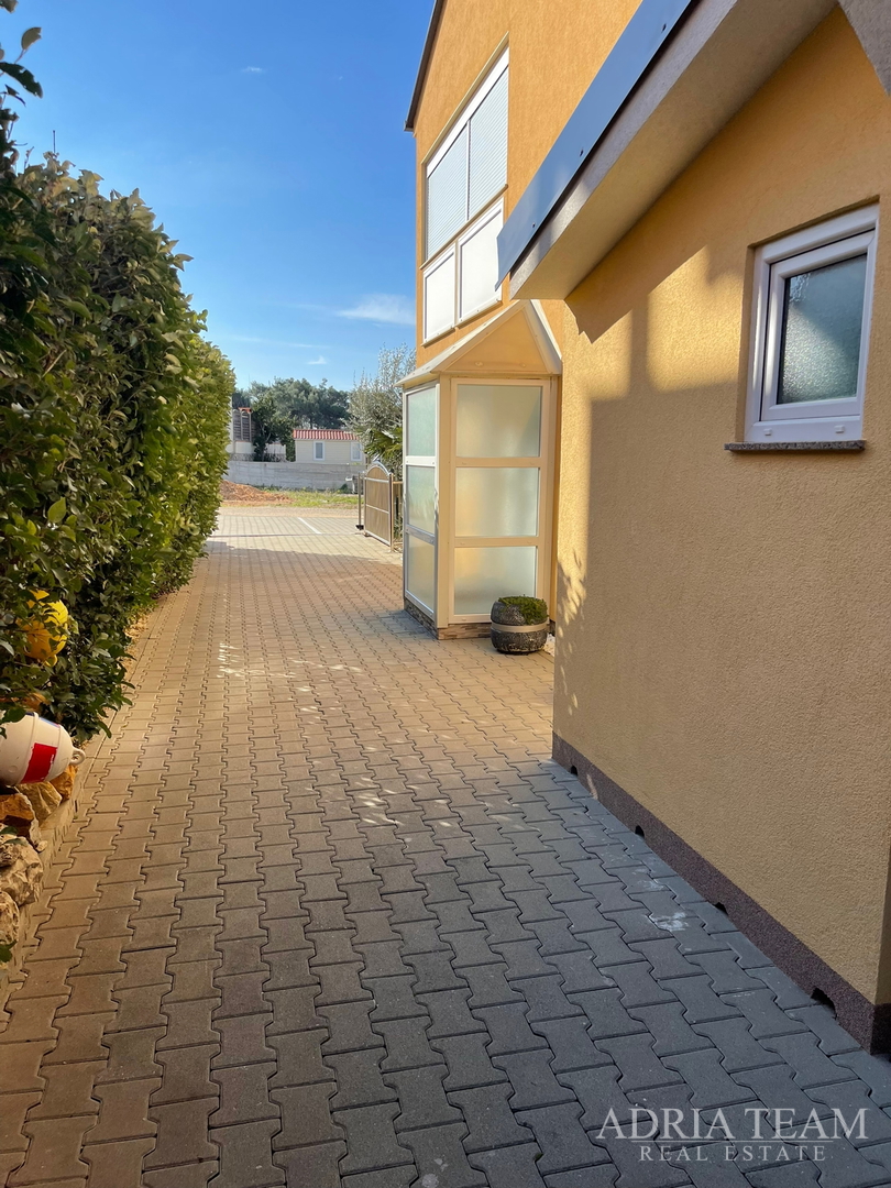 TROETAŽNI APARTMAN U STAMBENOJ ZGRADI - VRSI