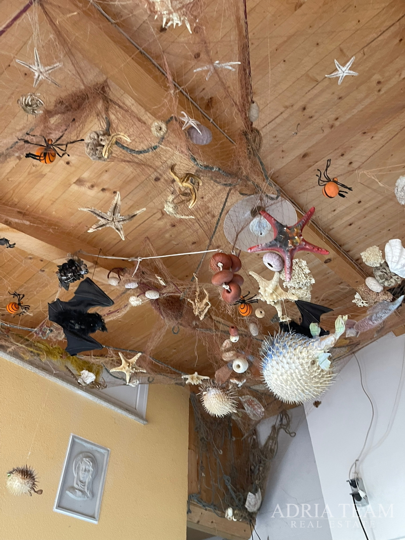 TROETAŽNI APARTMAN U STAMBENOJ ZGRADI - VRSI