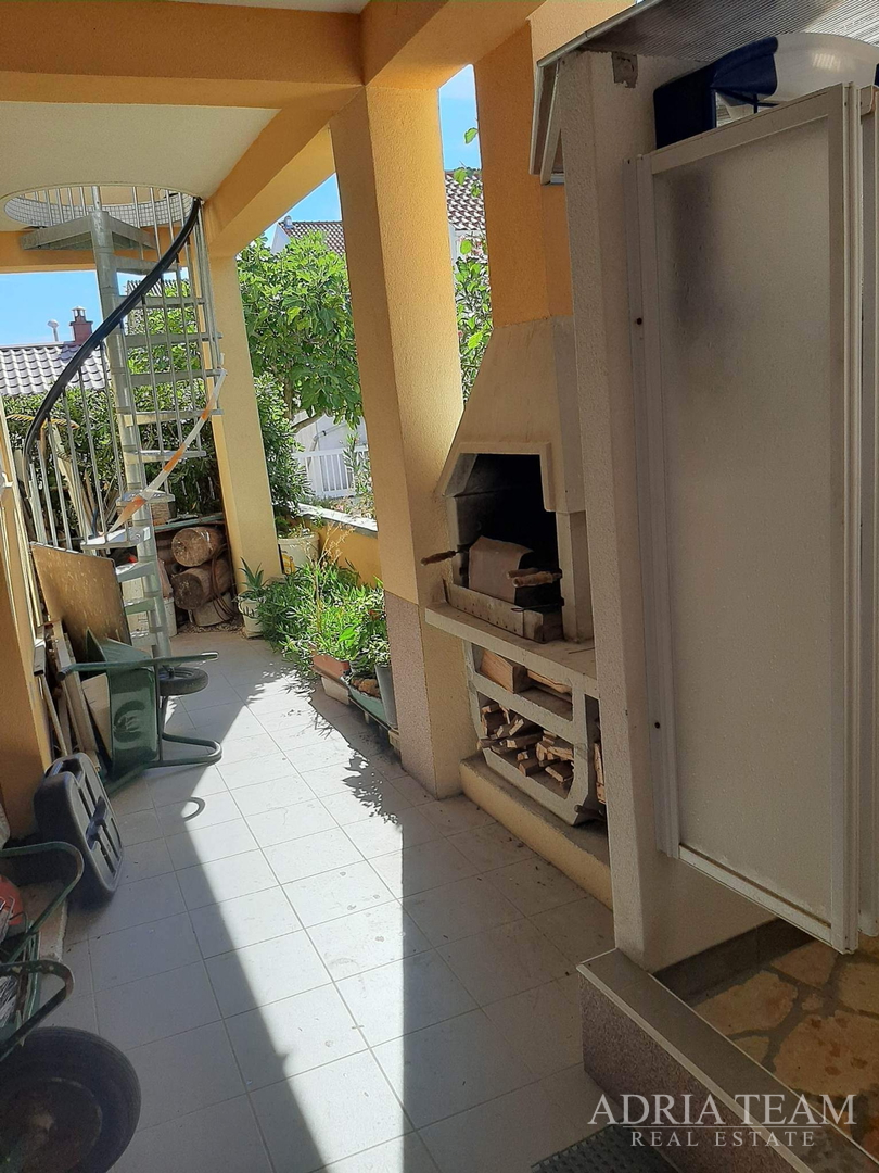 TROETAŽNI APARTMAN U STAMBENOJ ZGRADI - VRSI