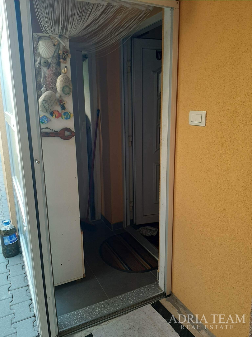 TROETAŽNI APARTMAN U STAMBENOJ ZGRADI - VRSI