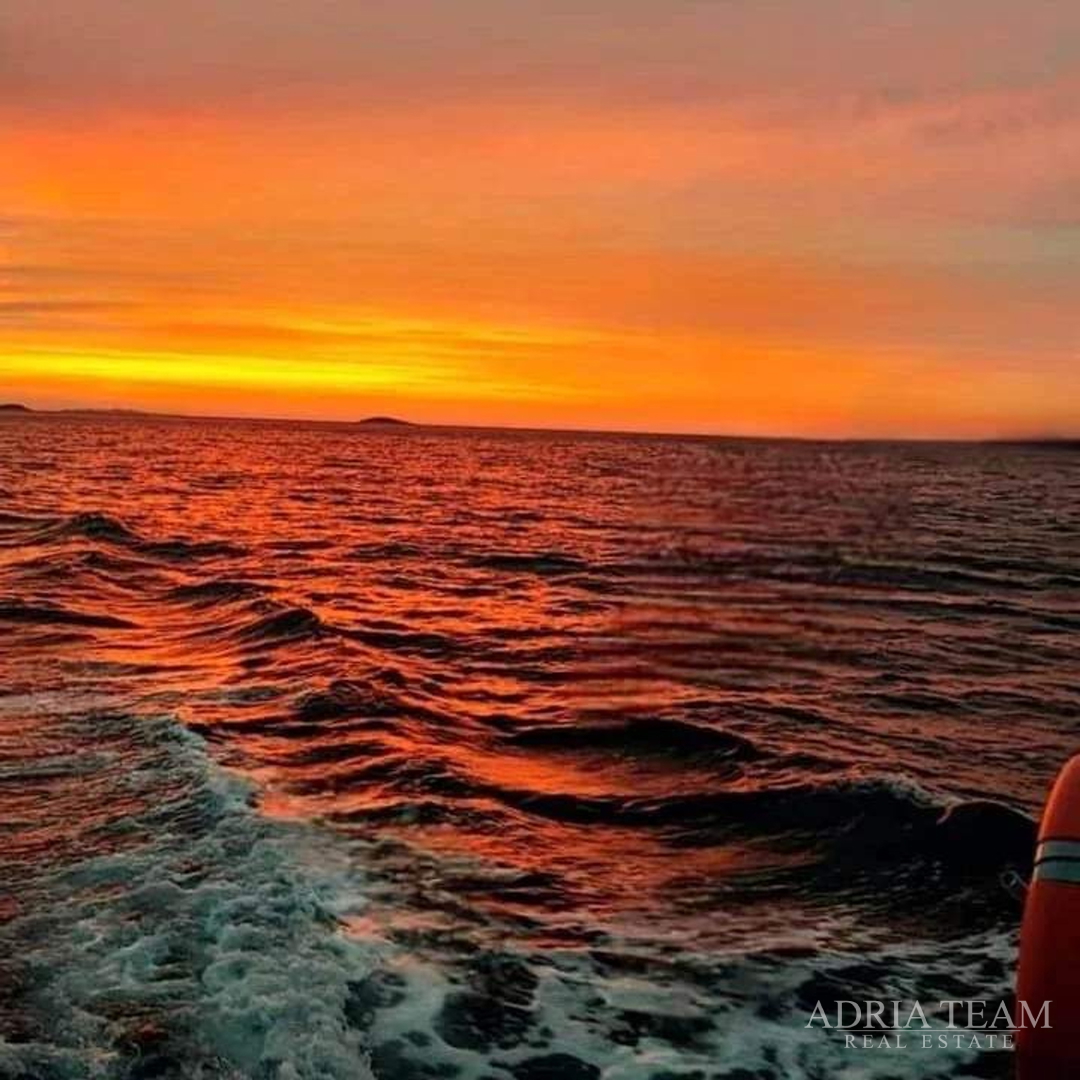 TROETAŽNI APARTMAN U STAMBENOJ ZGRADI - VRSI