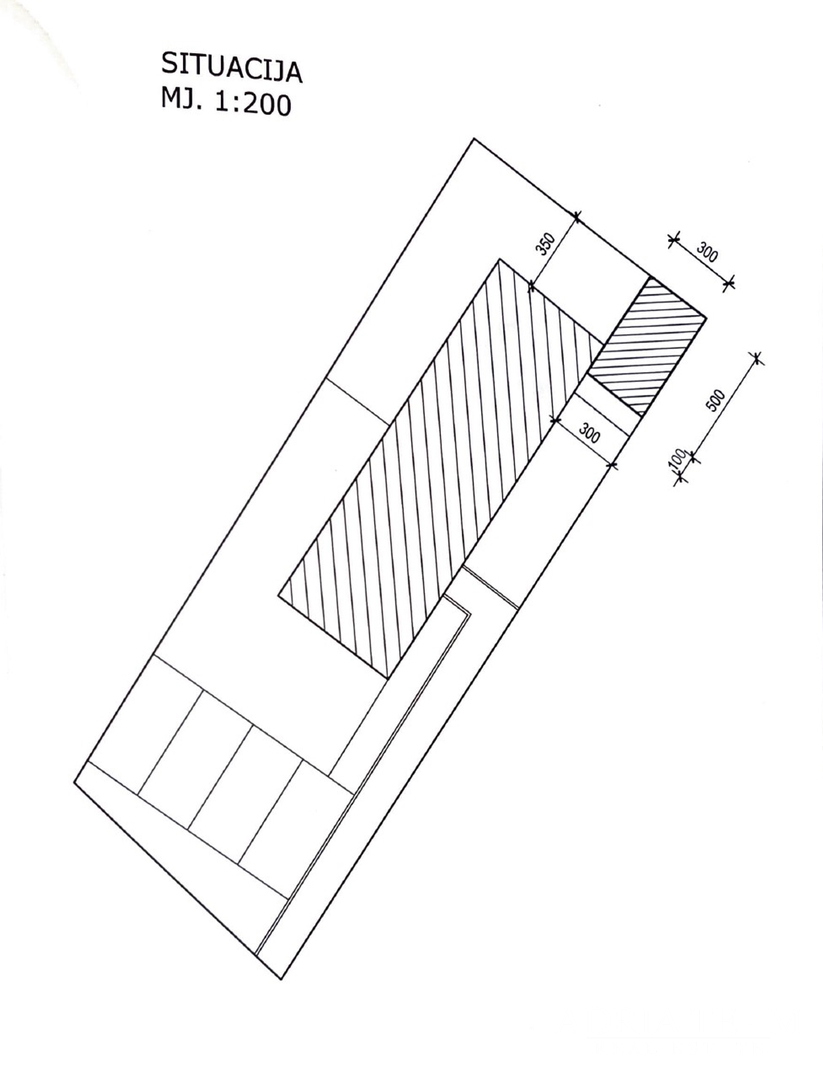 TROETAŽNI APARTMAN U STAMBENOJ ZGRADI - VRSI