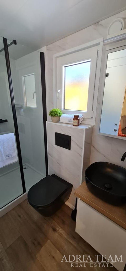 MONTAŽNA KUĆA KAPACITETA 6 + 2, NOVOGRADNJA - BIOGRAD NA MORU