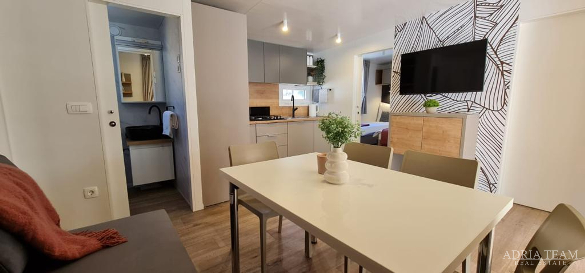 MONTAŽNA KUĆA KAPACITETA 6 + 2, NOVOGRADNJA - BIOGRAD NA MORU