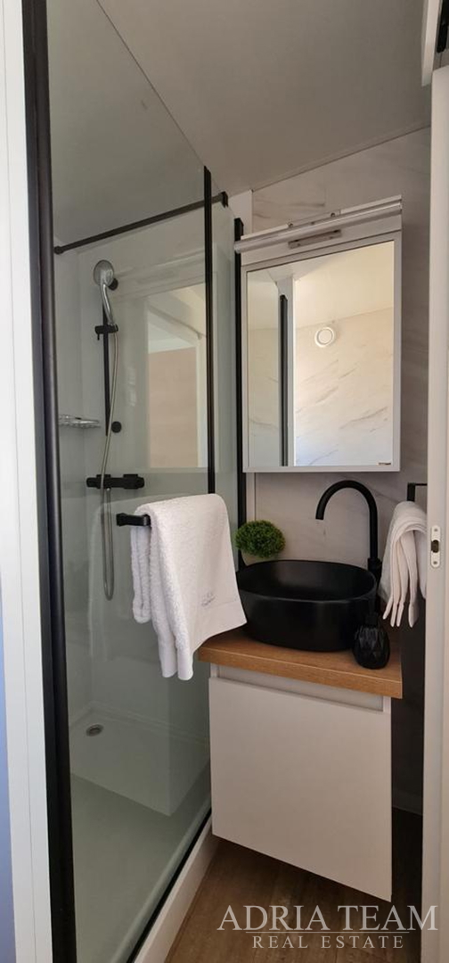 MONTAŽNA KUĆA KAPACITETA 6 + 2, NOVOGRADNJA - BIOGRAD NA MORU