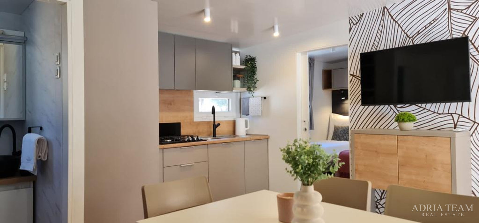 MONTAŽNA KUĆA KAPACITETA 6 + 2, NOVOGRADNJA - BIOGRAD NA MORU