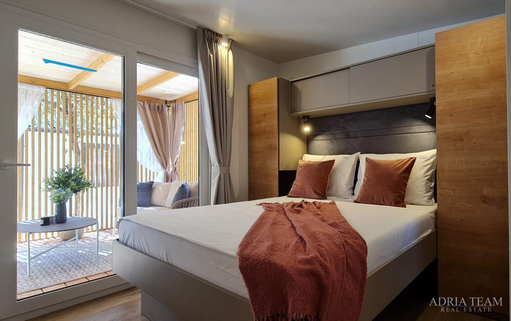 MONTAŽNA KUĆA KAPACITETA 6 + 2, NOVOGRADNJA - BIOGRAD NA MORU