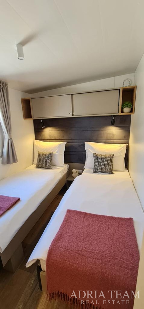 MONTAŽNA KUĆA KAPACITETA 6 + 2, NOVOGRADNJA - BIOGRAD NA MORU