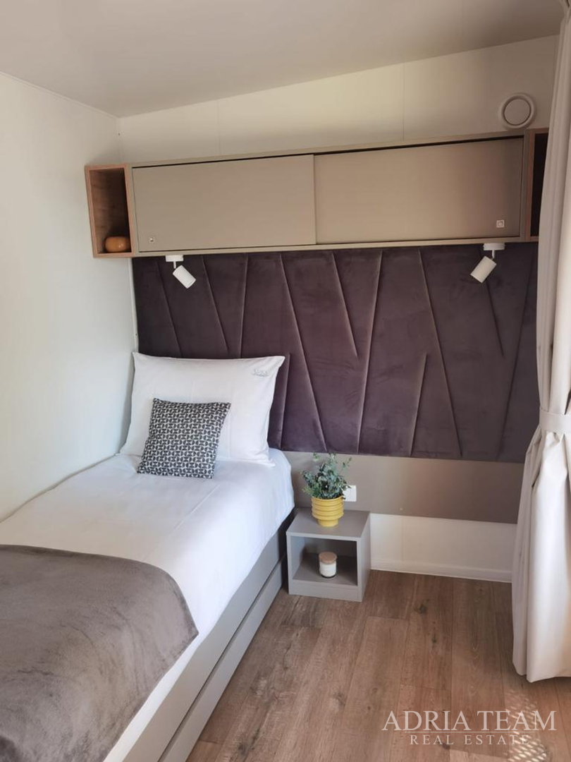 MONTAŽNA KUĆA KAPACITETA 6 + 2, NOVOGRADNJA - BIOGRAD NA MORU