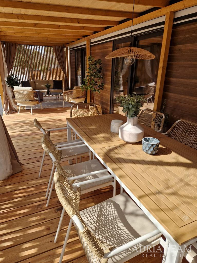 MONTAŽNA KUĆA KAPACITETA 6 + 2, NOVOGRADNJA - BIOGRAD NA MORU