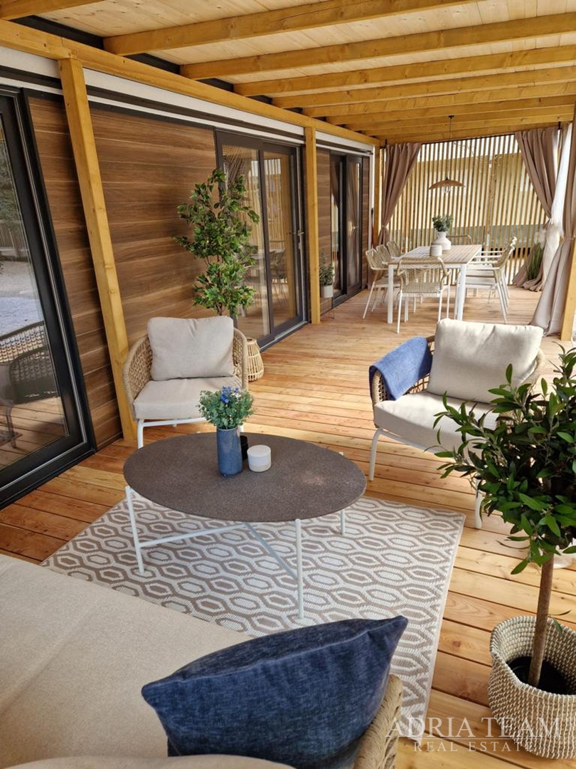 MONTAŽNA KUĆA KAPACITETA 6 + 2, NOVOGRADNJA - BIOGRAD NA MORU