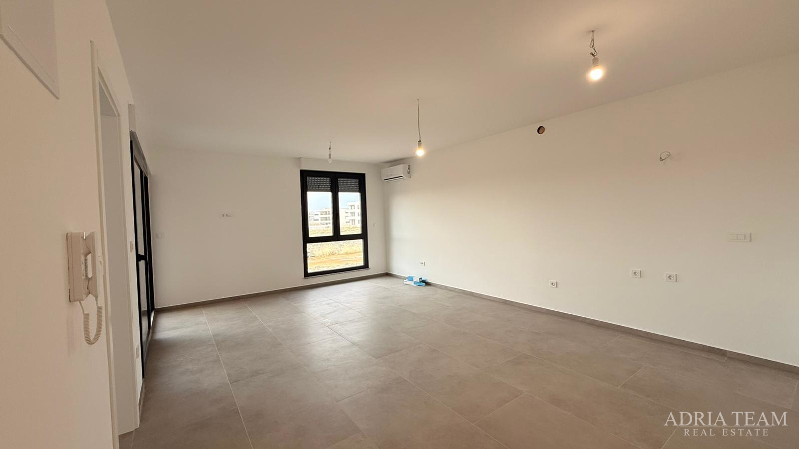 Atraktivna novogradnja – stanovi s terasama i parkiranjem - Povljana