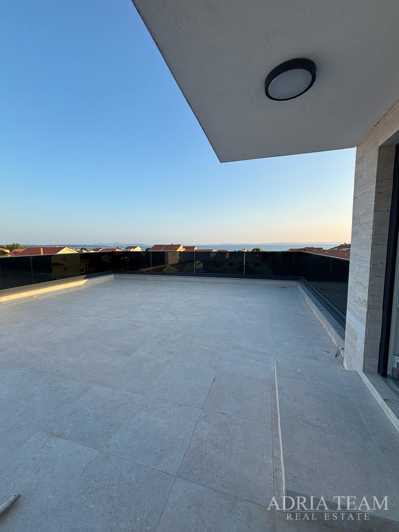 PENTHOUSE U BLIZINI PLAŽE, ZGRADA 2. NOVOGRADNJA, 150 m OD MORA - PRIVLAKA