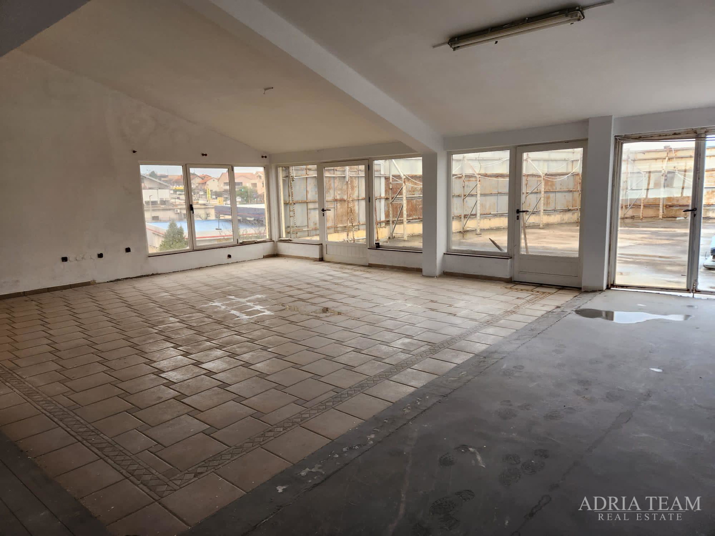 STAMBENO-POSLOVNI KOMPLEKS, IZVRSNA PRILIKA ZA INVESTICIJU! ZADAR