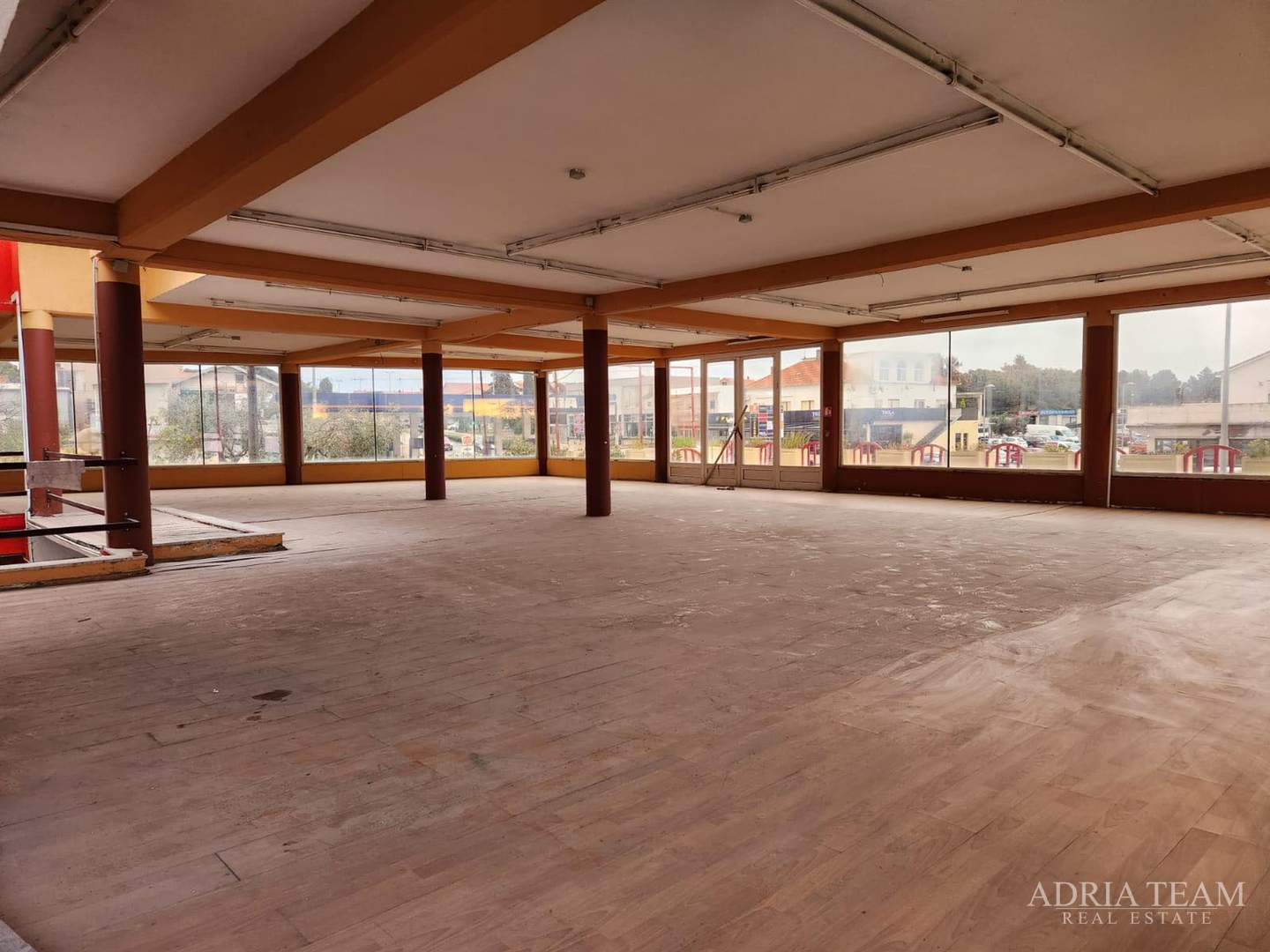 STAMBENO-POSLOVNI KOMPLEKS, IZVRSNA PRILIKA ZA INVESTICIJU! ZADAR