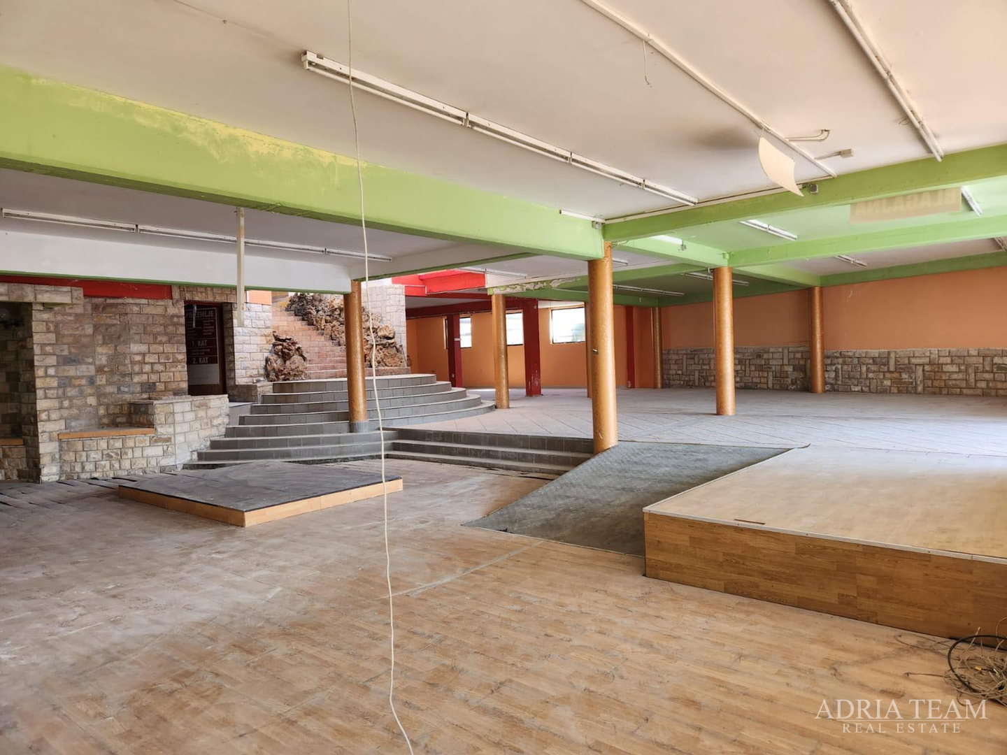 STAMBENO-POSLOVNI KOMPLEKS, IZVRSNA PRILIKA ZA INVESTICIJU! ZADAR