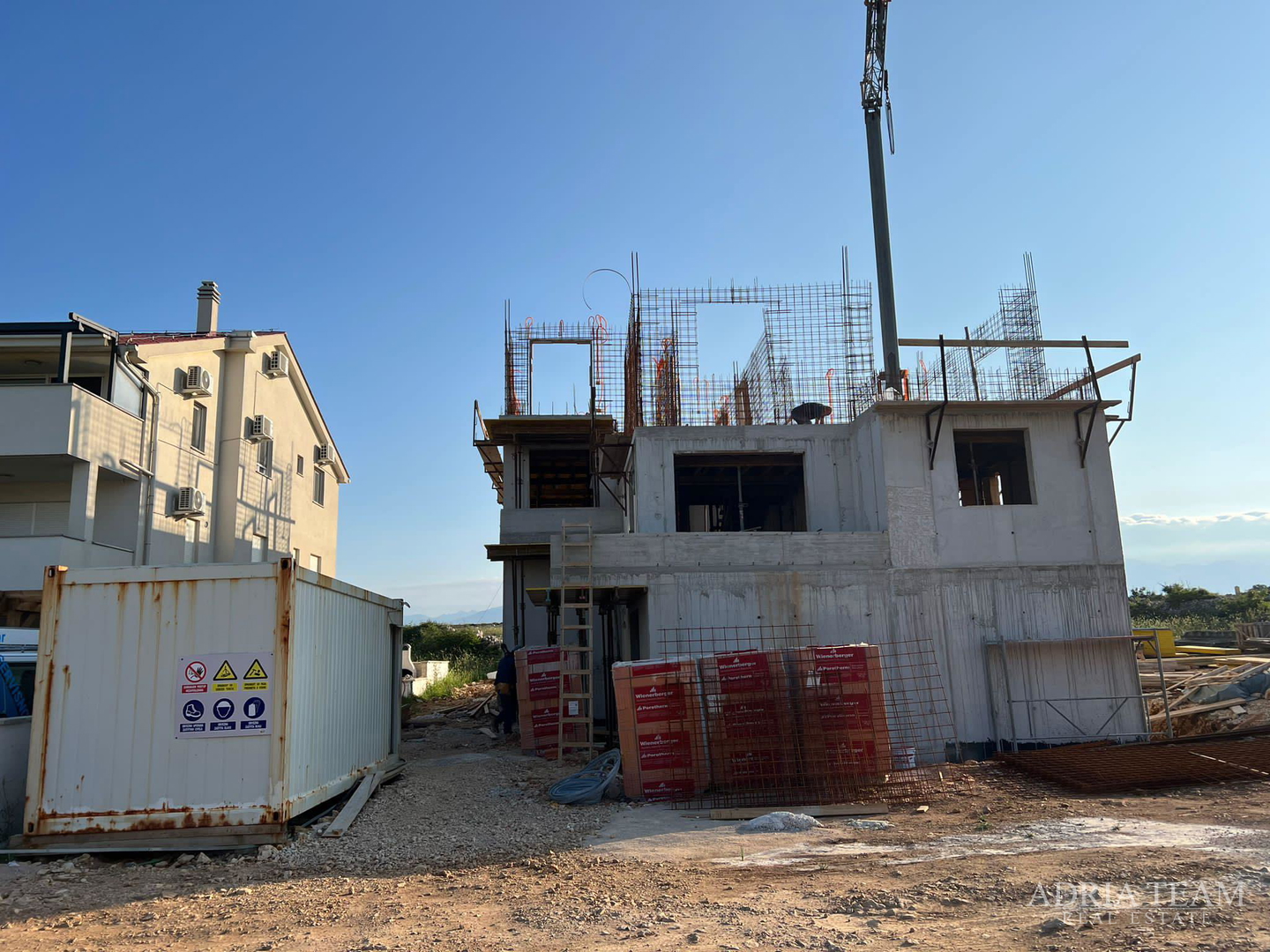APARTMANI NA IZVRSNOJ LOKACIJI U URBANOJ VILI, NOVOGRADNJA - POVLJANA, PAG