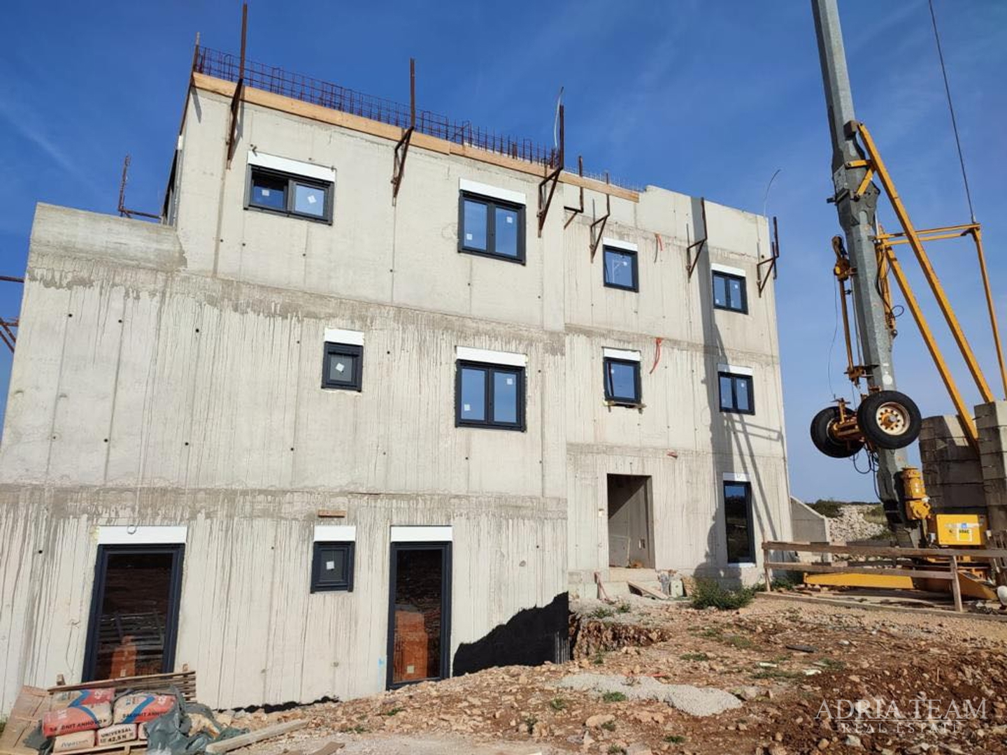 APARTMANI NA IZVRSNOJ LOKACIJI U URBANOJ VILI, NOVOGRADNJA - POVLJANA, PAG
