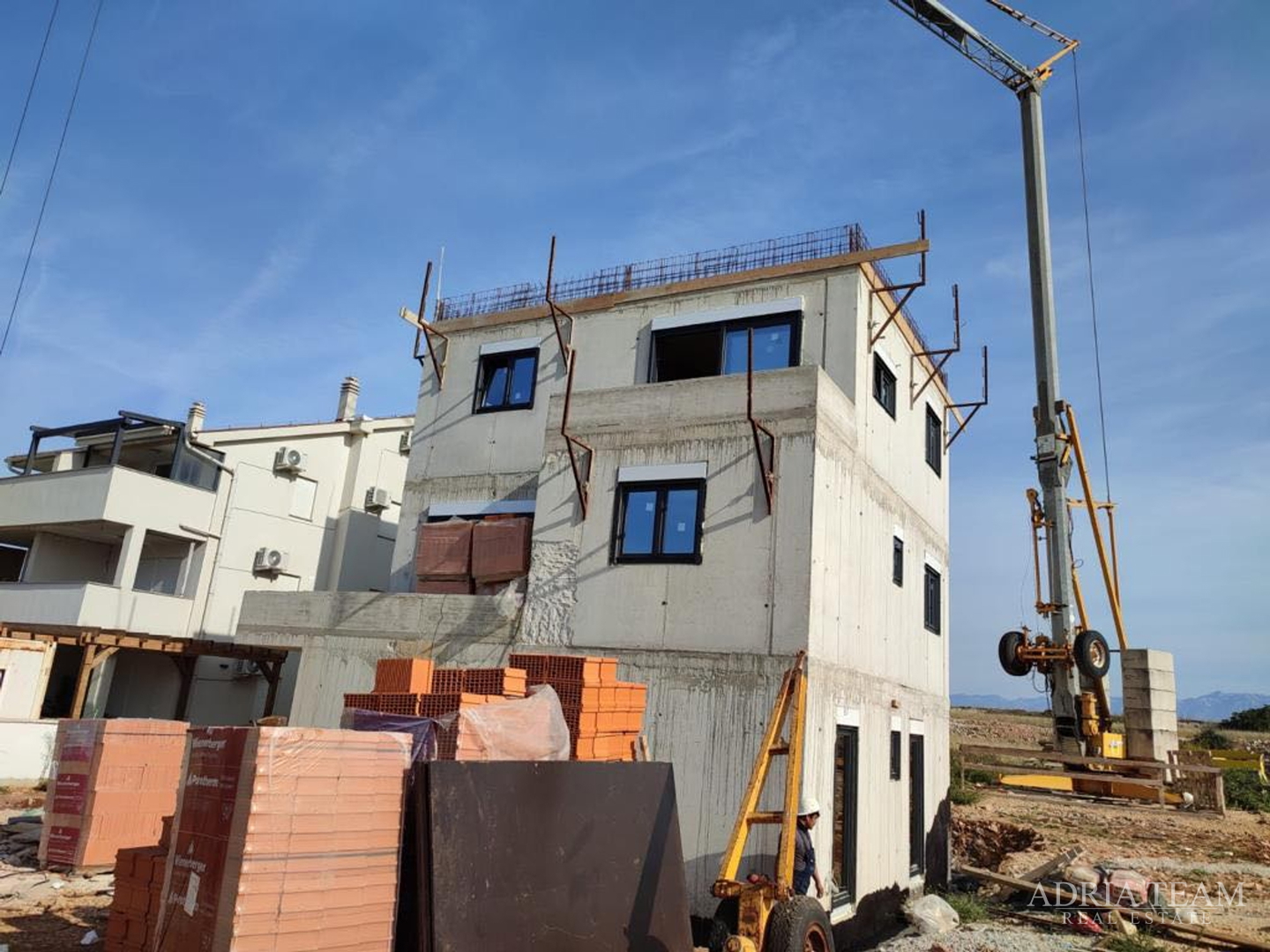 APARTMANI NA IZVRSNOJ LOKACIJI U URBANOJ VILI, NOVOGRADNJA - POVLJANA, PAG