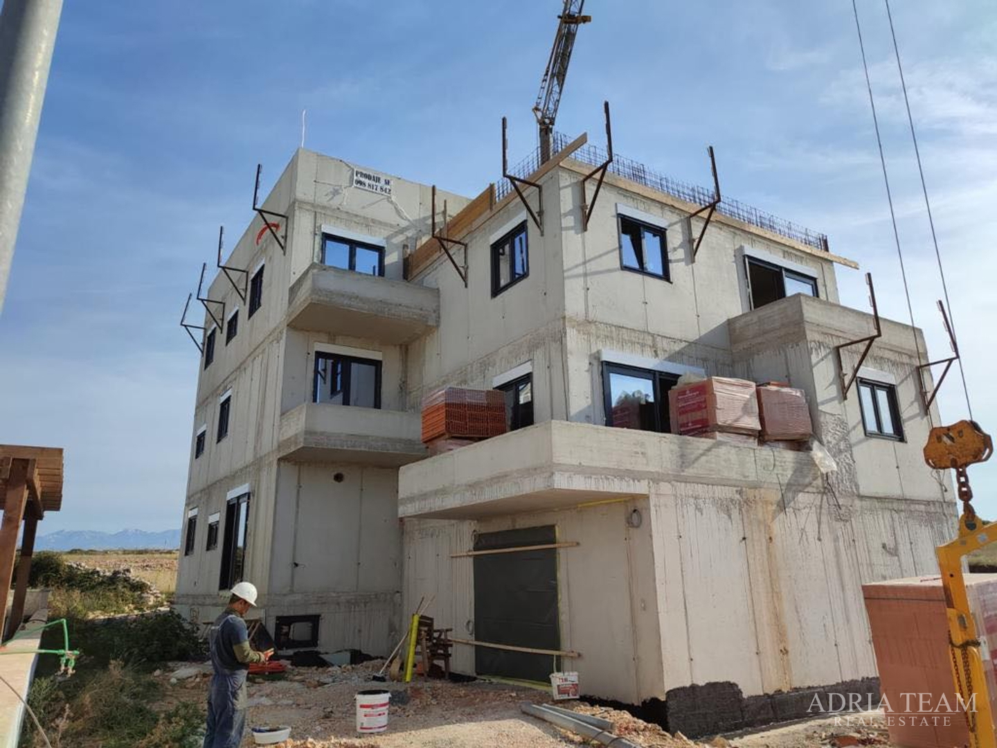 APARTMANI NA IZVRSNOJ LOKACIJI U URBANOJ VILI, NOVOGRADNJA - POVLJANA, PAG