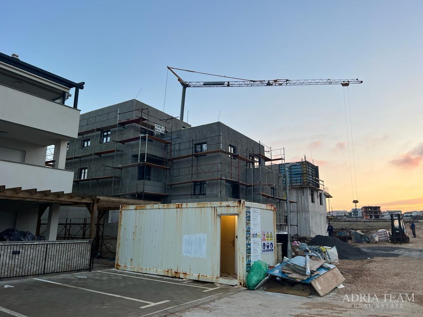 APARTMANI NA IZVRSNOJ LOKACIJI U URBANOJ VILI, NOVOGRADNJA - POVLJANA, PAG