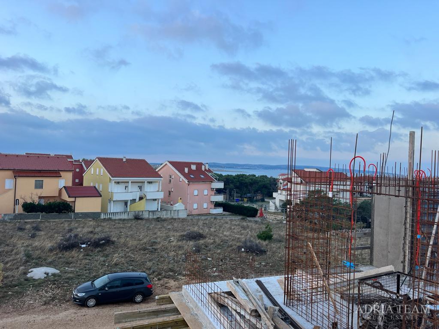 APARTMANI NA IZVRSNOJ LOKACIJI U URBANOJ VILI, NOVOGRADNJA - POVLJANA, PAG