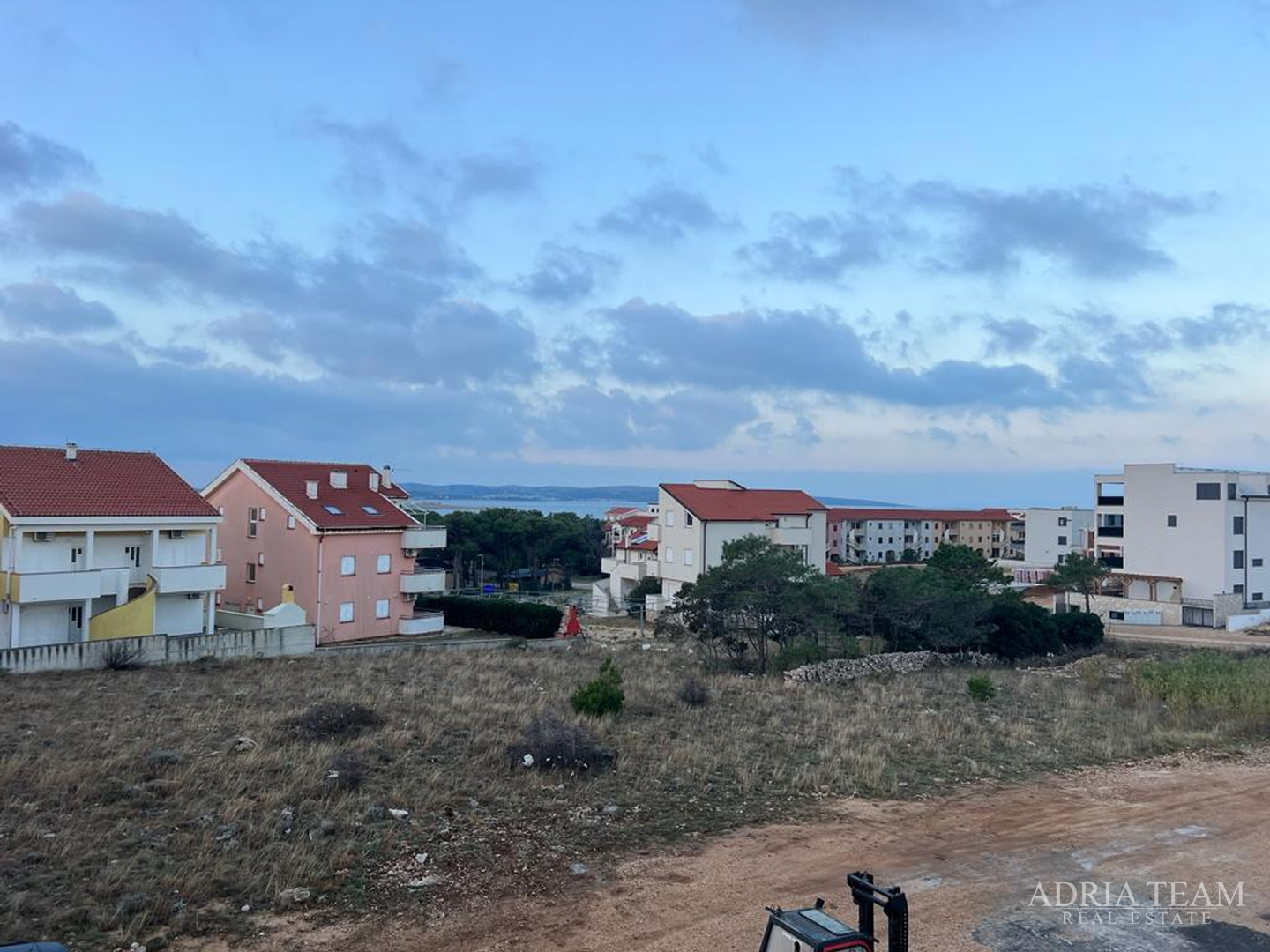APARTMANI NA IZVRSNOJ LOKACIJI U URBANOJ VILI, NOVOGRADNJA - POVLJANA, PAG