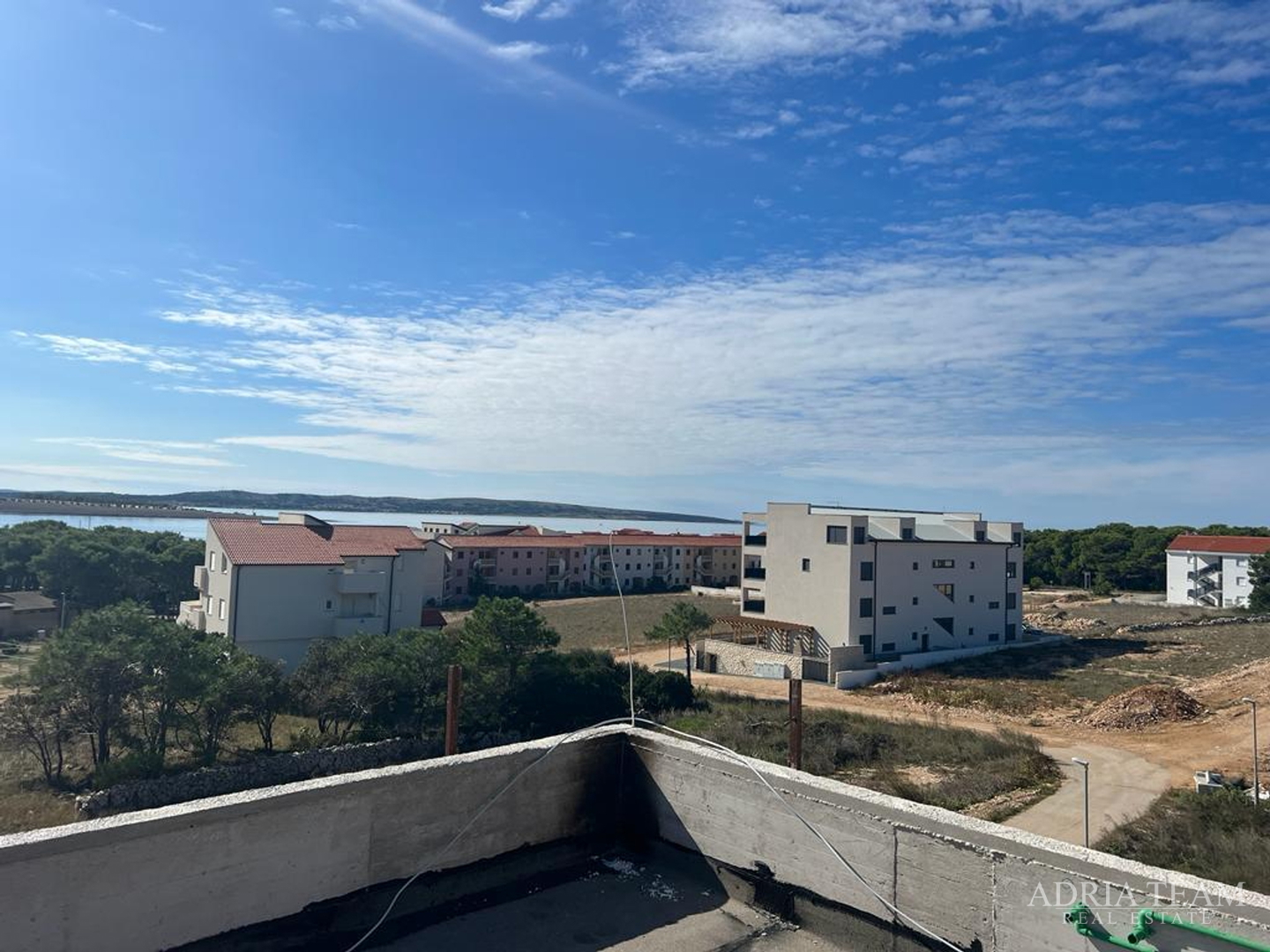 APARTMANI NA IZVRSNOJ LOKACIJI U URBANOJ VILI, NOVOGRADNJA - POVLJANA, PAG