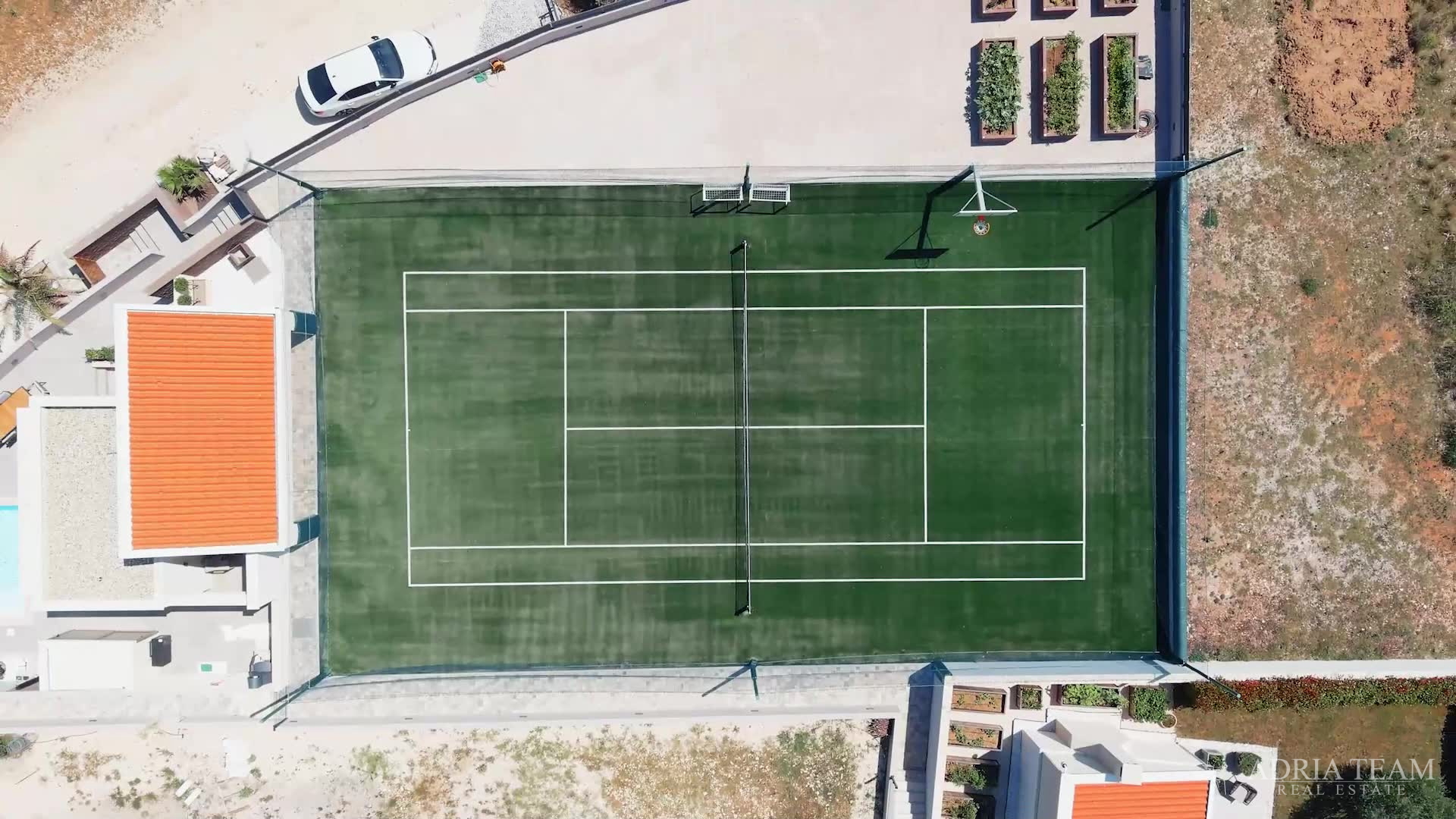 VILA S POMOĆNIM OBJEKTOM, BAZENOM I SPORTSKIM TERENOM , MIRNA I TIHA POZICIJA OKRUŽENA PRIRODOM!   POLJICA-BRIG - ZADAR