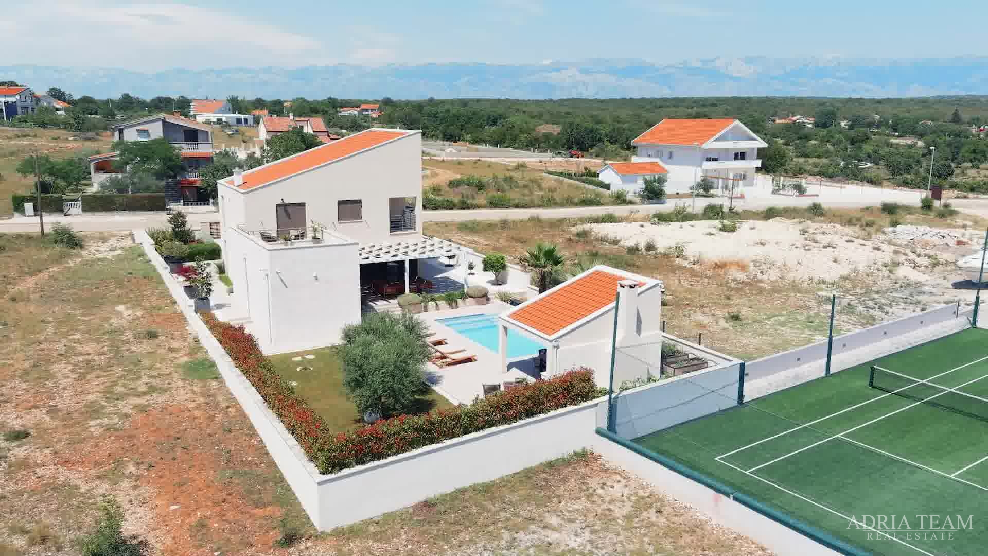VILA S POMOĆNIM OBJEKTOM, BAZENOM I SPORTSKIM TERENOM , MIRNA I TIHA POZICIJA OKRUŽENA PRIRODOM!   POLJICA-BRIG - ZADAR