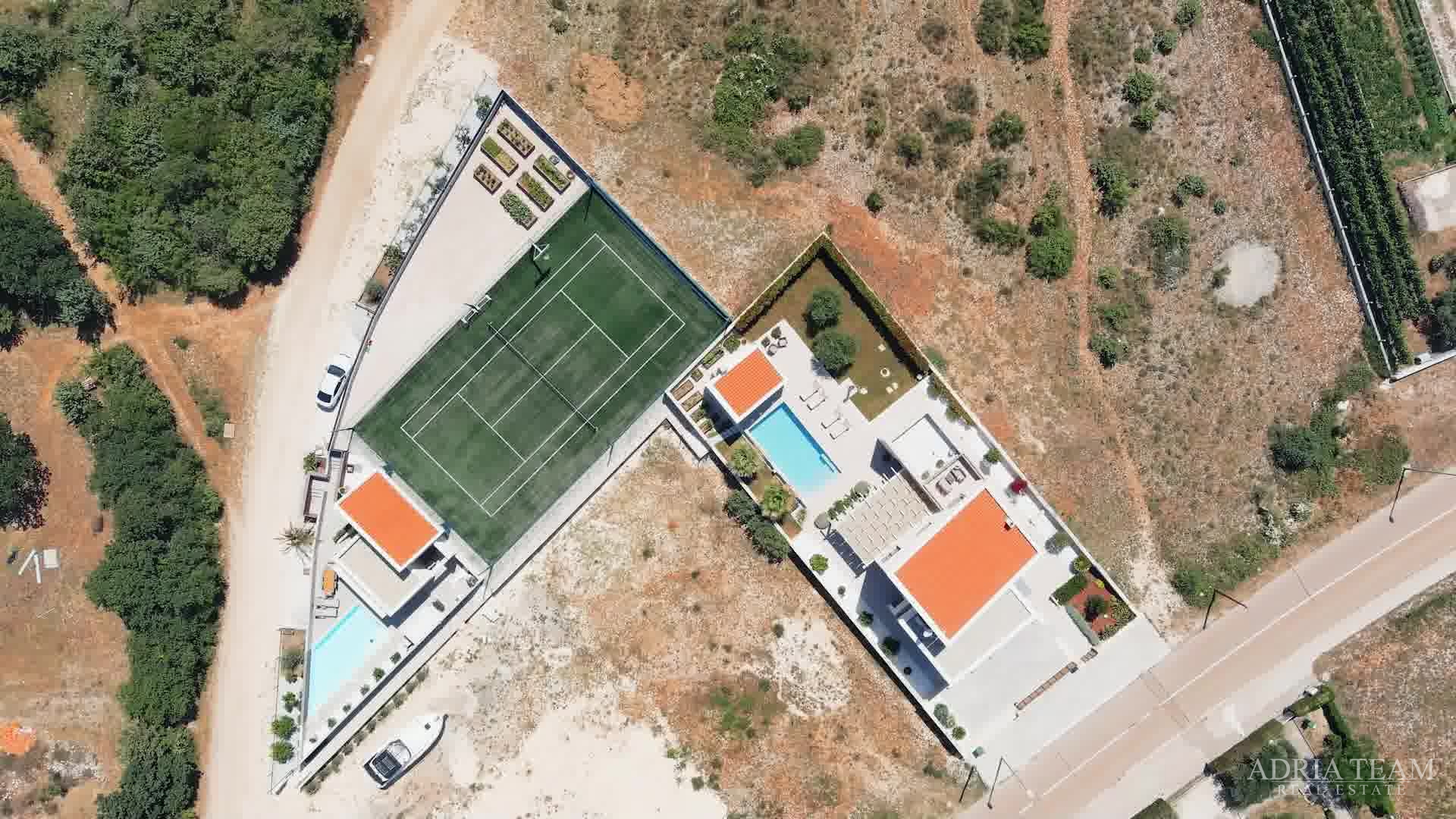 VILA S POMOĆNIM OBJEKTOM, BAZENOM I SPORTSKIM TERENOM , MIRNA I TIHA POZICIJA OKRUŽENA PRIRODOM!   POLJICA-BRIG - ZADAR