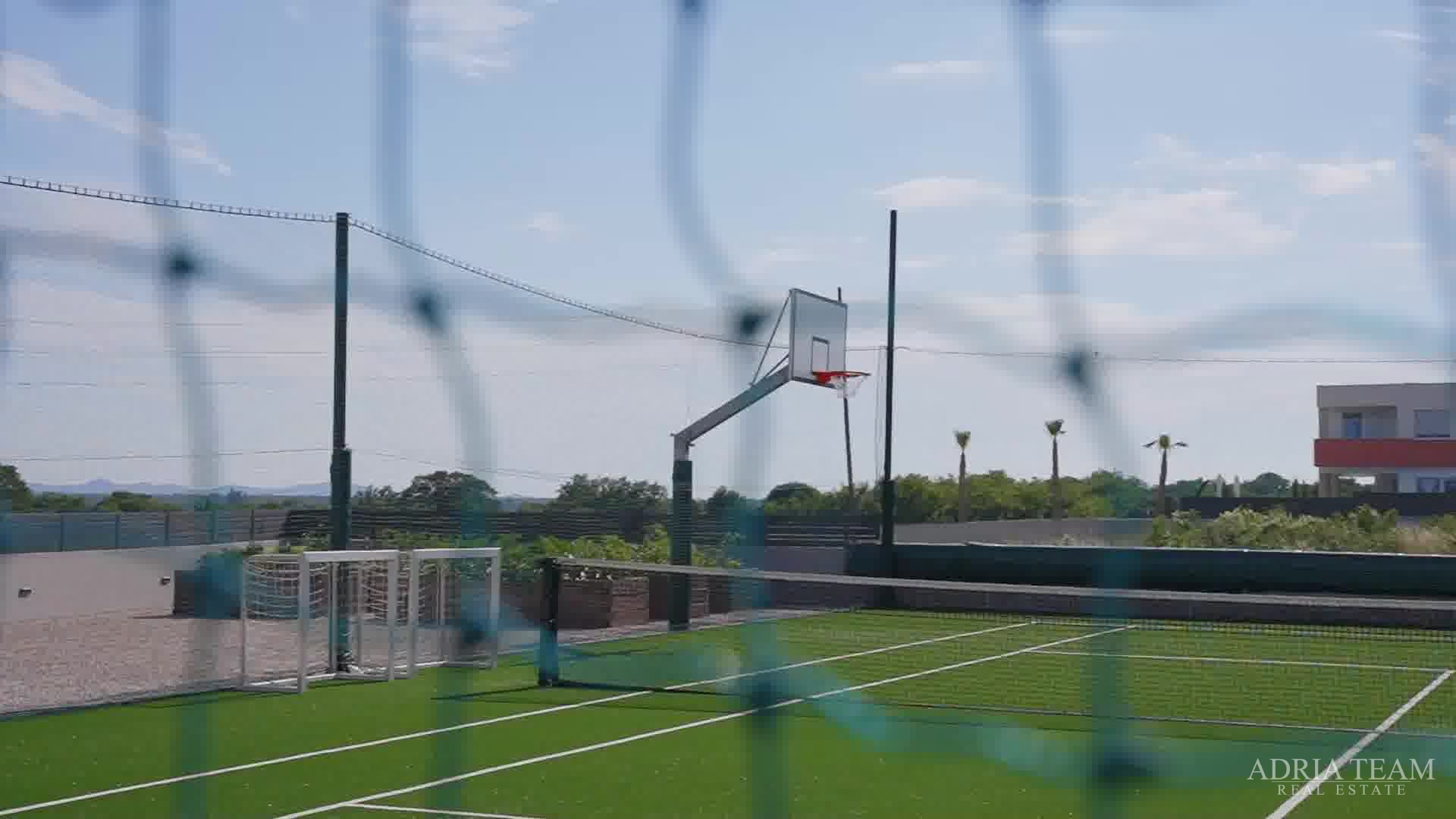 VILA S POMOĆNIM OBJEKTOM, BAZENOM I SPORTSKIM TERENOM , MIRNA I TIHA POZICIJA OKRUŽENA PRIRODOM!   POLJICA-BRIG - ZADAR