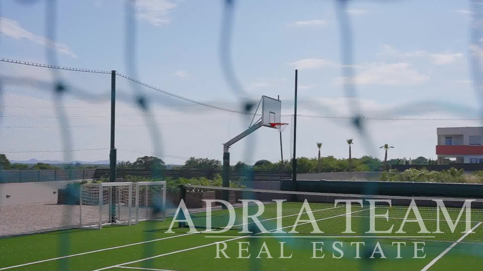 VILA S POMOCNÝM OBJEKTEM, BAZÉNEM A SPORTOVNÍM TERÉNEM, KLIDNÁ A TICHÁ POLOHA OBKLOPENÁ PŘÍRODOU! POLJICA-BRIG - ZADAR