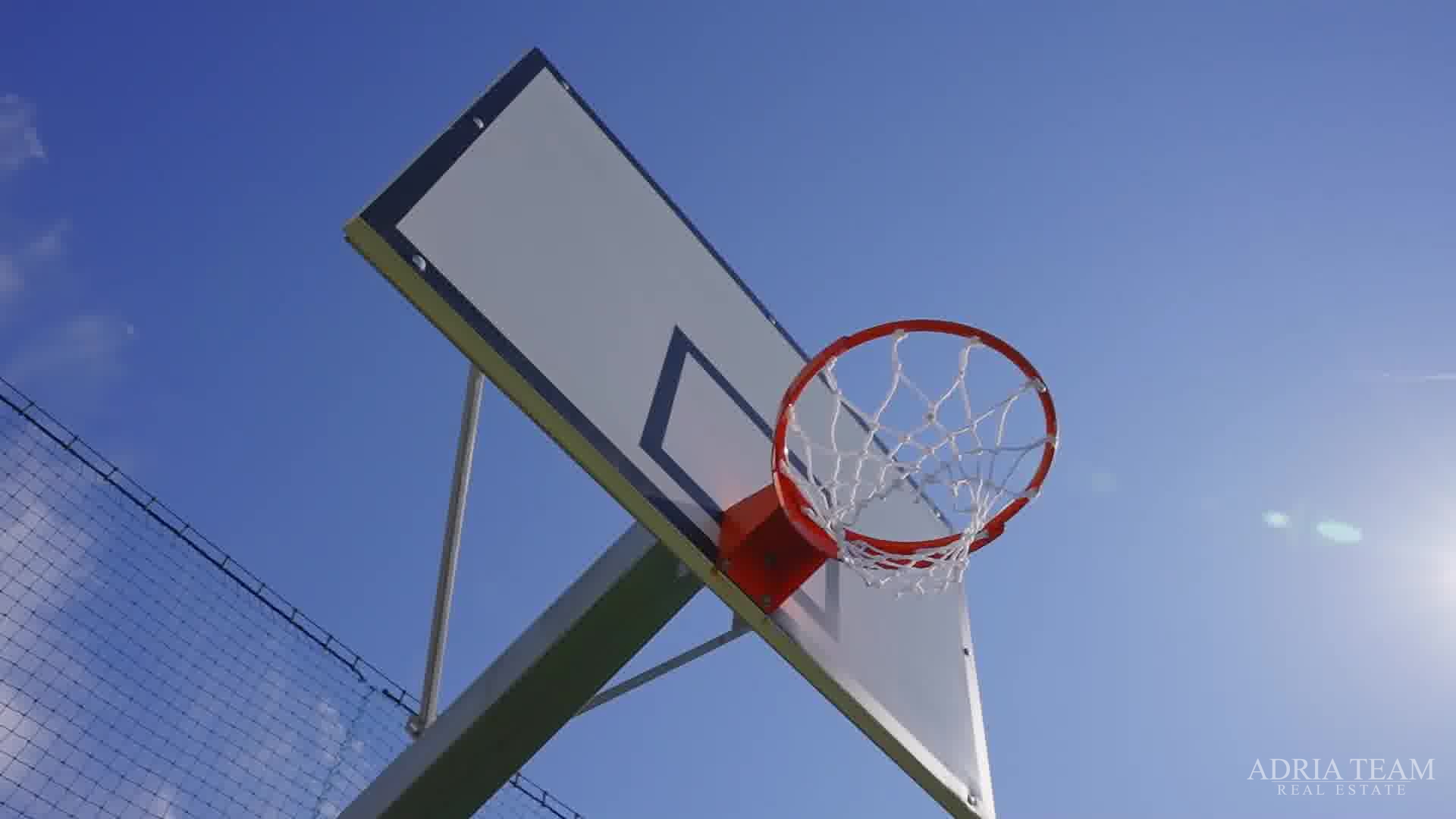 VILA S POMOĆNIM OBJEKTOM, BAZENOM I SPORTSKIM TERENOM , MIRNA I TIHA POZICIJA OKRUŽENA PRIRODOM!   POLJICA-BRIG - ZADAR