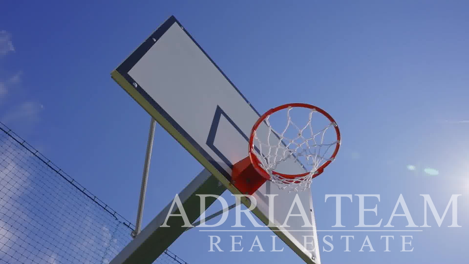 VILA S POMOCNÝM OBJEKTEM, BAZÉNEM A SPORTOVNÍM TERÉNEM, KLIDNÁ A TICHÁ POLOHA OBKLOPENÁ PŘÍRODOU! POLJICA-BRIG - ZADAR