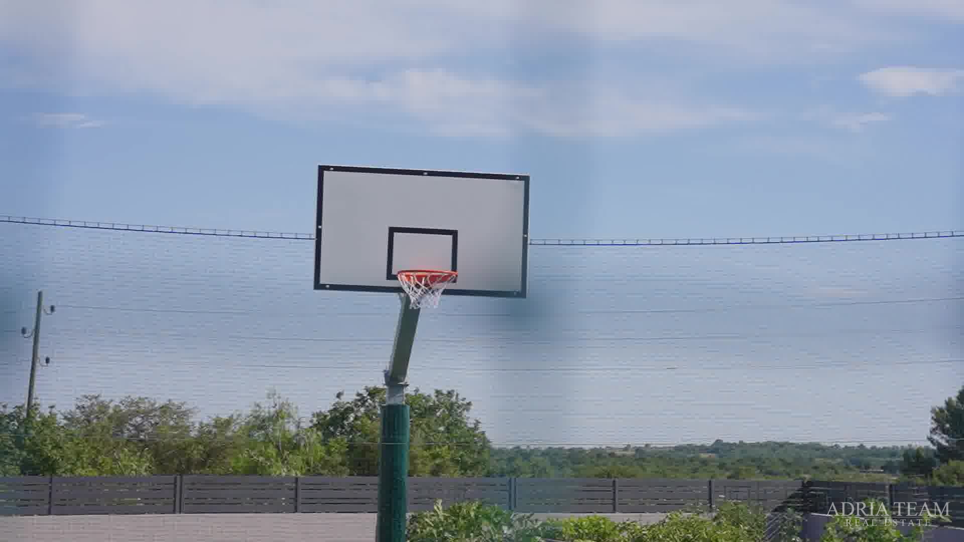 VILA S POMOĆNIM OBJEKTOM, BAZENOM I SPORTSKIM TERENOM , MIRNA I TIHA POZICIJA OKRUŽENA PRIRODOM!   POLJICA-BRIG - ZADAR