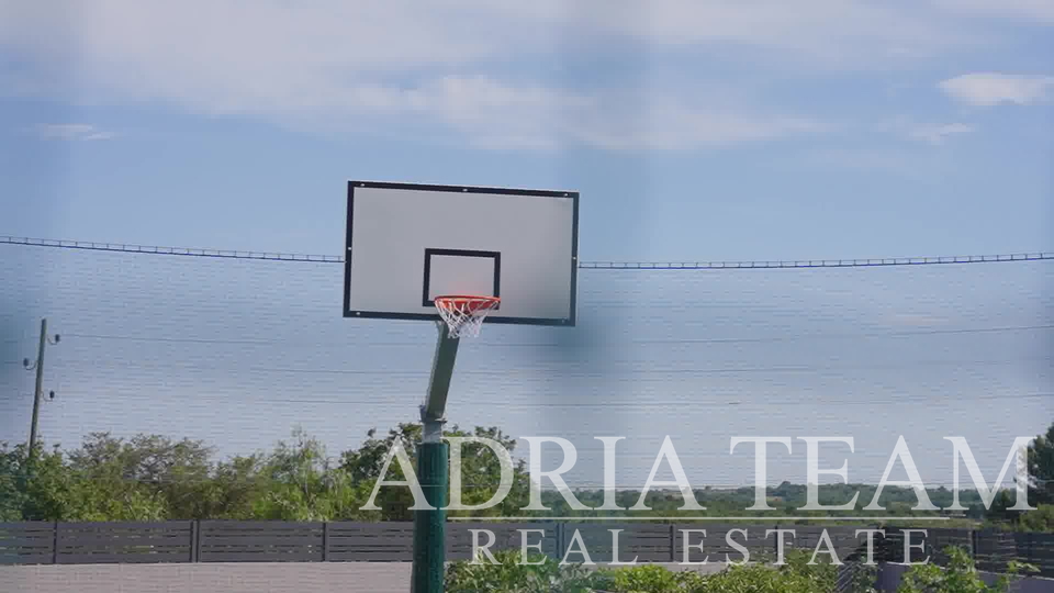 VILA S POMOĆNIM OBJEKTOM, BAZENOM I SPORTSKIM TERENOM , MIRNA I TIHA POZICIJA OKRUŽENA PRIRODOM!   POLJICA-BRIG - ZADAR