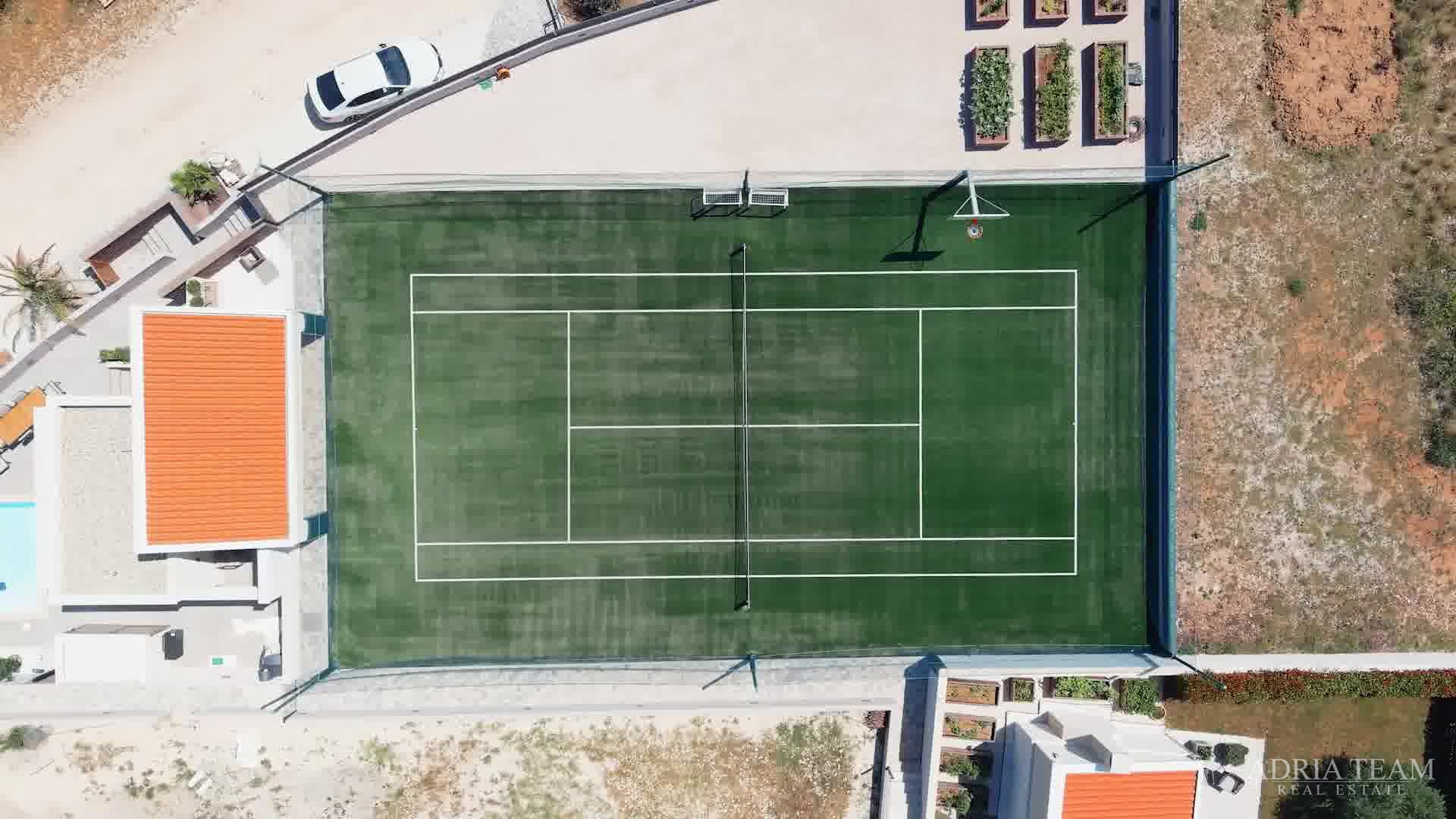 VILA S POMOĆNIM OBJEKTOM, BAZENOM I SPORTSKIM TERENOM , MIRNA I TIHA POZICIJA OKRUŽENA PRIRODOM!   POLJICA-BRIG - ZADAR